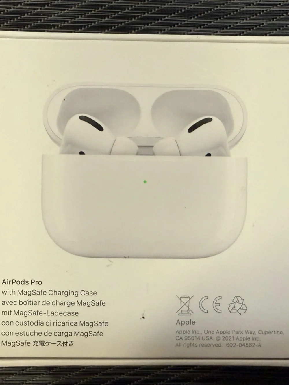 Apple AirPods Pro /MagSafe Case - White great condition new silicone ear pieces - Picture 7 of 7